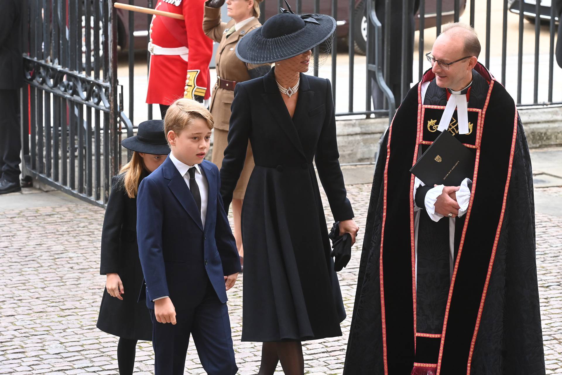 Princeza Kate na sprovodu  kraljice Elizabete nosila je bisernu ogrlicu koju je nosila i na sprovodu njezinog supruga princa Philipa  