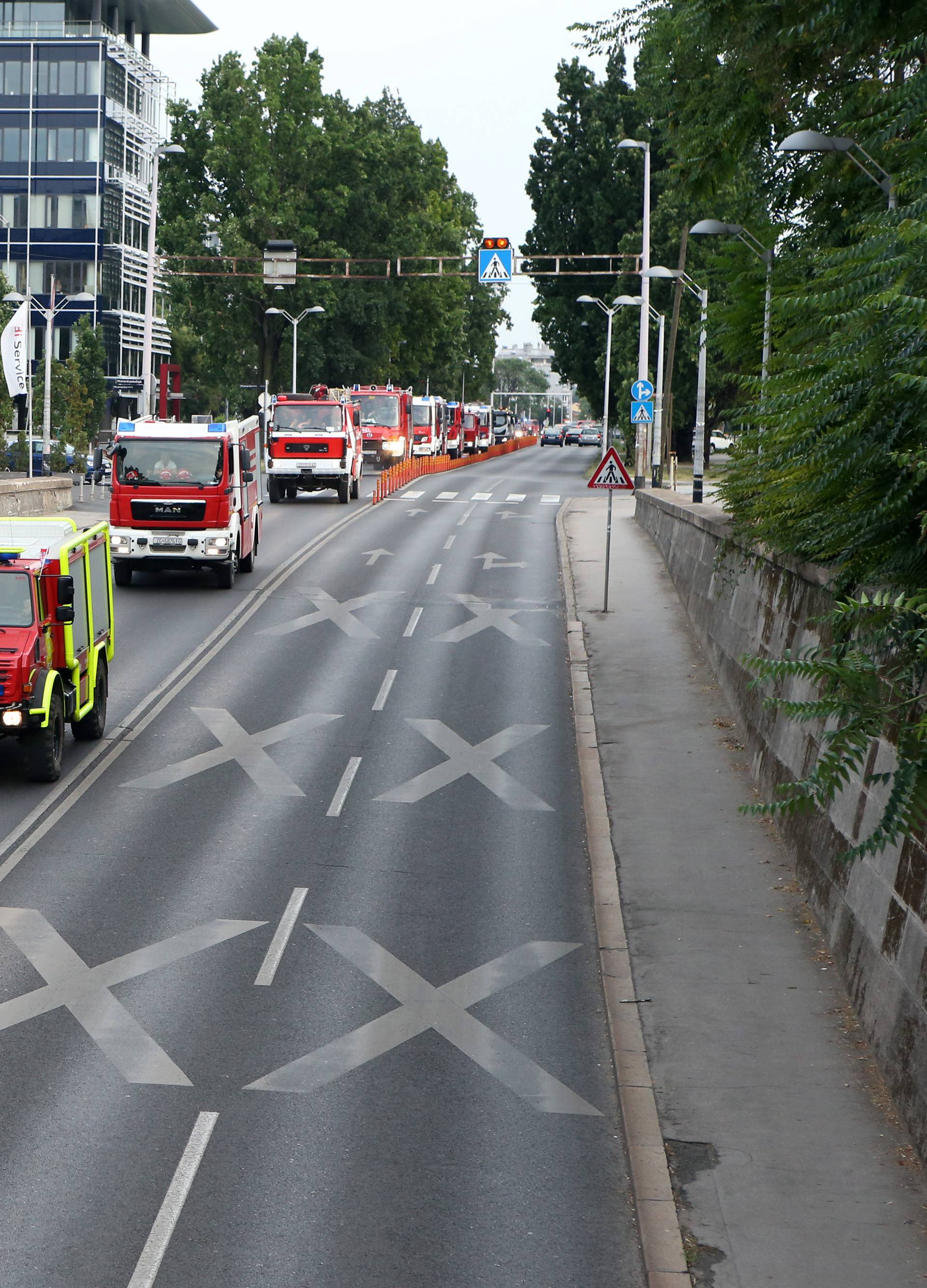 Zagrebački vatrogasci se uz zvukove sirena vratili u Savsku