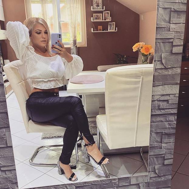 GALERIJA Sjećate se srpske policajke u badiću? Ljudi su joj pisali: 'Uhapsi me nježno...'