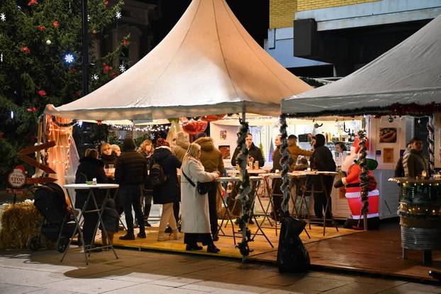 FOTO Čarolija Adventa: Diljem Hrvatske zablistali su gradovi, pogledajte prekrasnu atmosferu