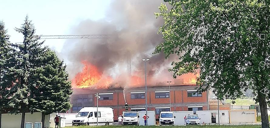 Vatrogasci ugasili požar: Gorio je krov nove zgrade u vojarni