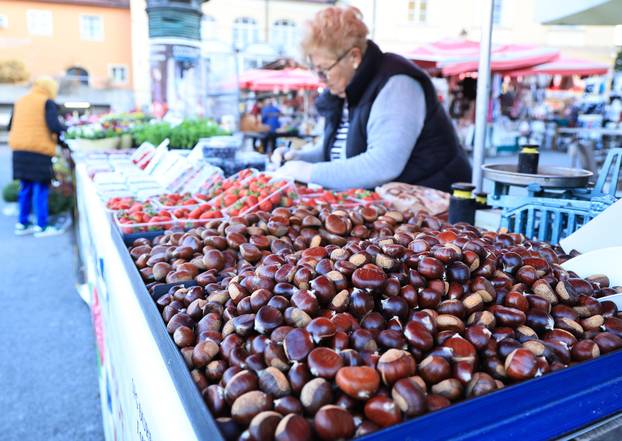 Zagreb: Na Dolac stigli prvi ovogodišnji kesteni, cijene su od 5 do 7 eura