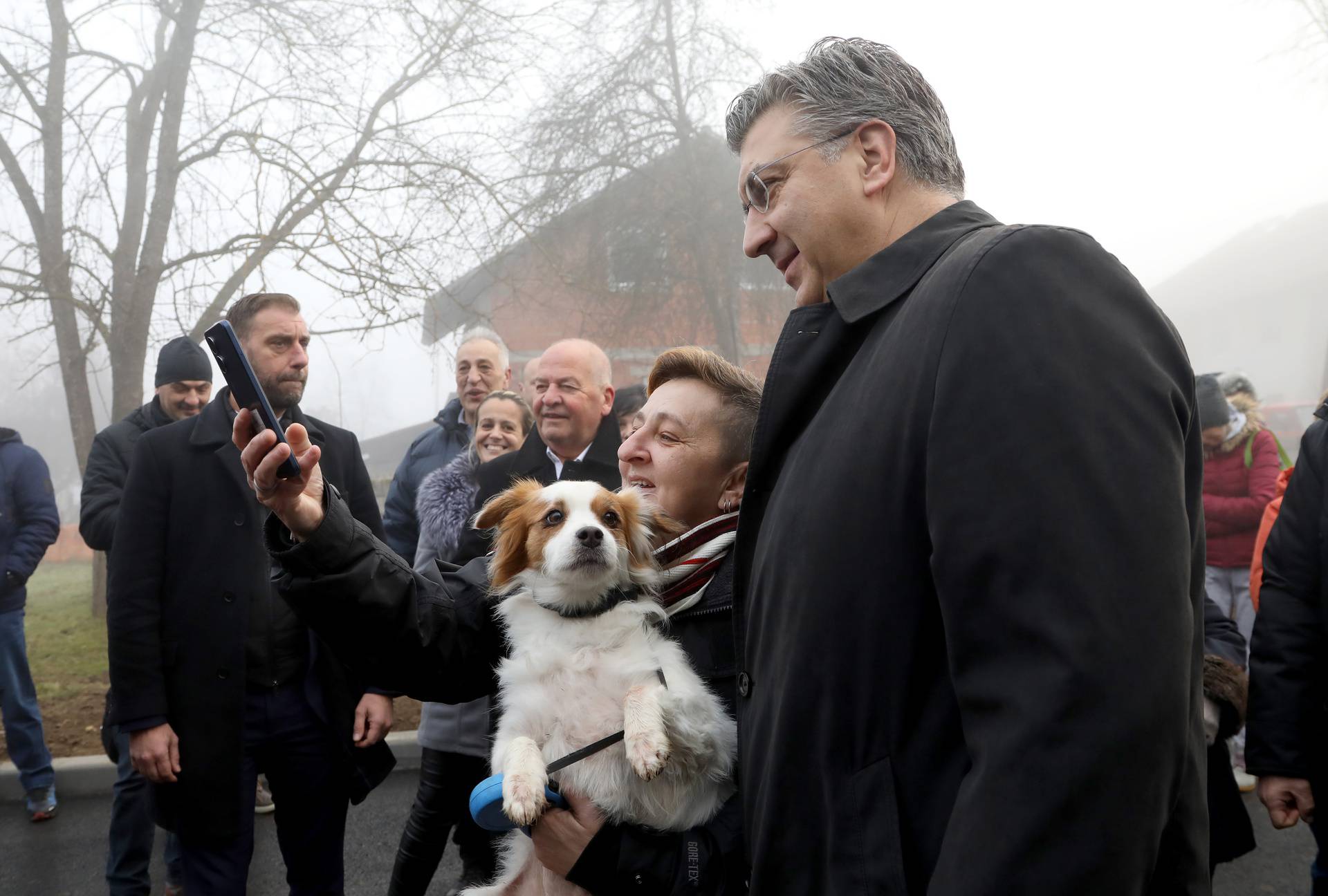 Andrej Plenković u obilasku Gline fotografirao se s psom i njegovom vlasnicom