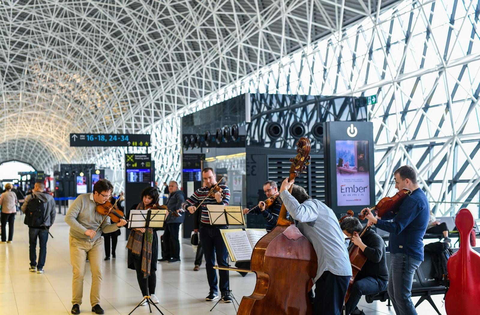 Zagrebački solisti zasvirali su u zračnoj luci Franjo Tuđman