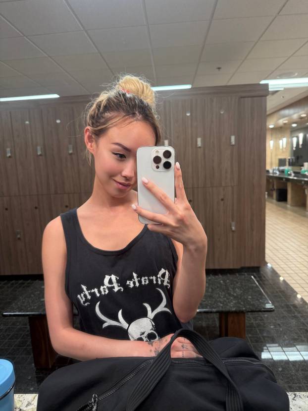 FOTO 'Napustila sam siguran posao i postala 'ljudski stol' na ekskluzivnim zabavama elite'