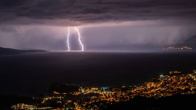 Pogled na Makarsku i munje u bračkom kanalu prema Splitu