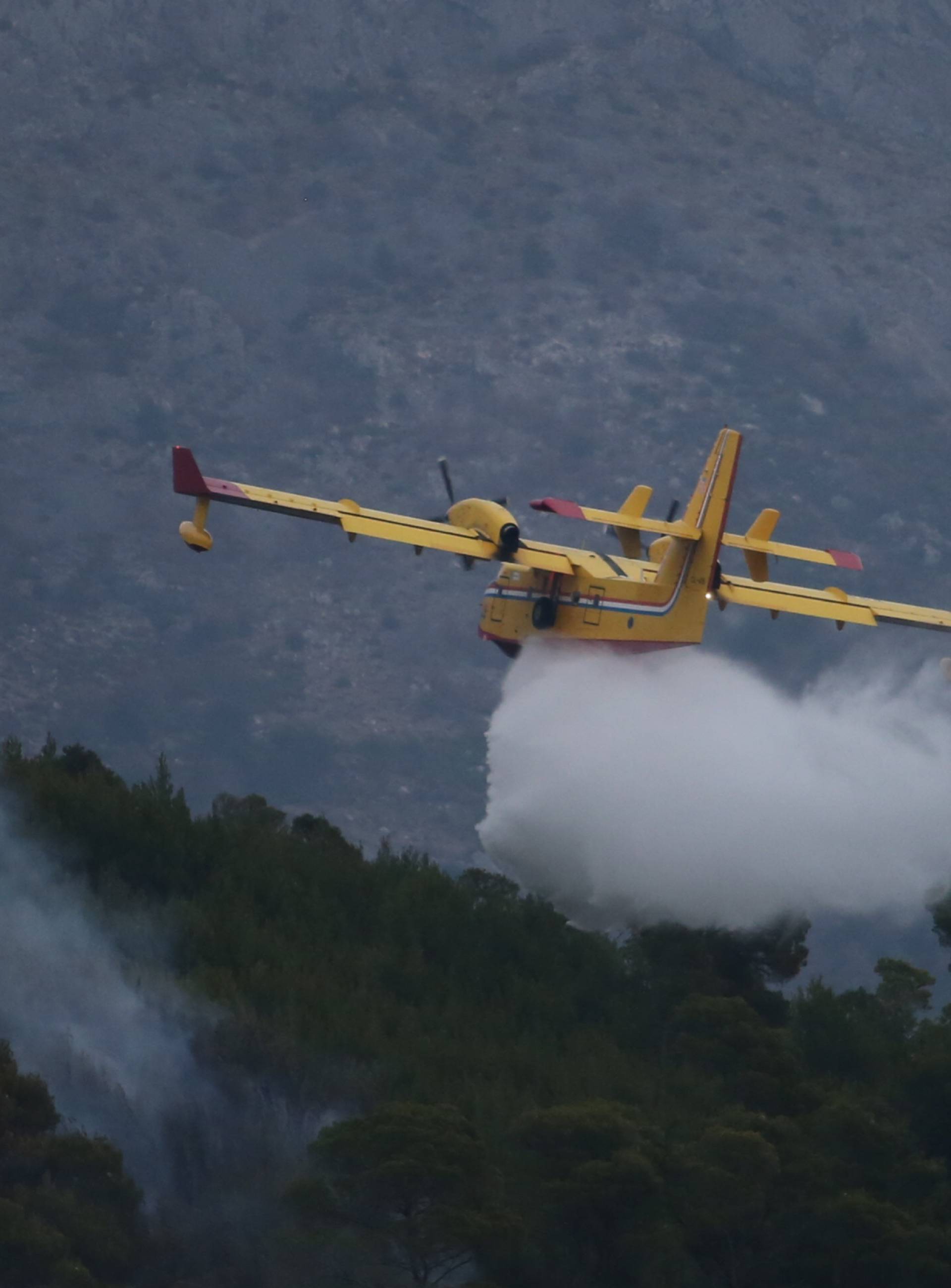 Požar ide prema naselju, gase i jedan kanader te air tractor