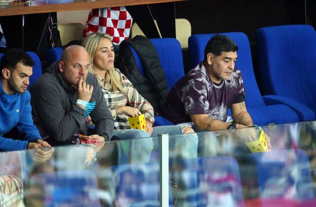 Zagreb: Maradona i njegova djevojka strastveno navijaju na me?u parova Davis Cupa