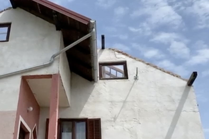 Pijavica kod Siska odnijela krov sa kuće