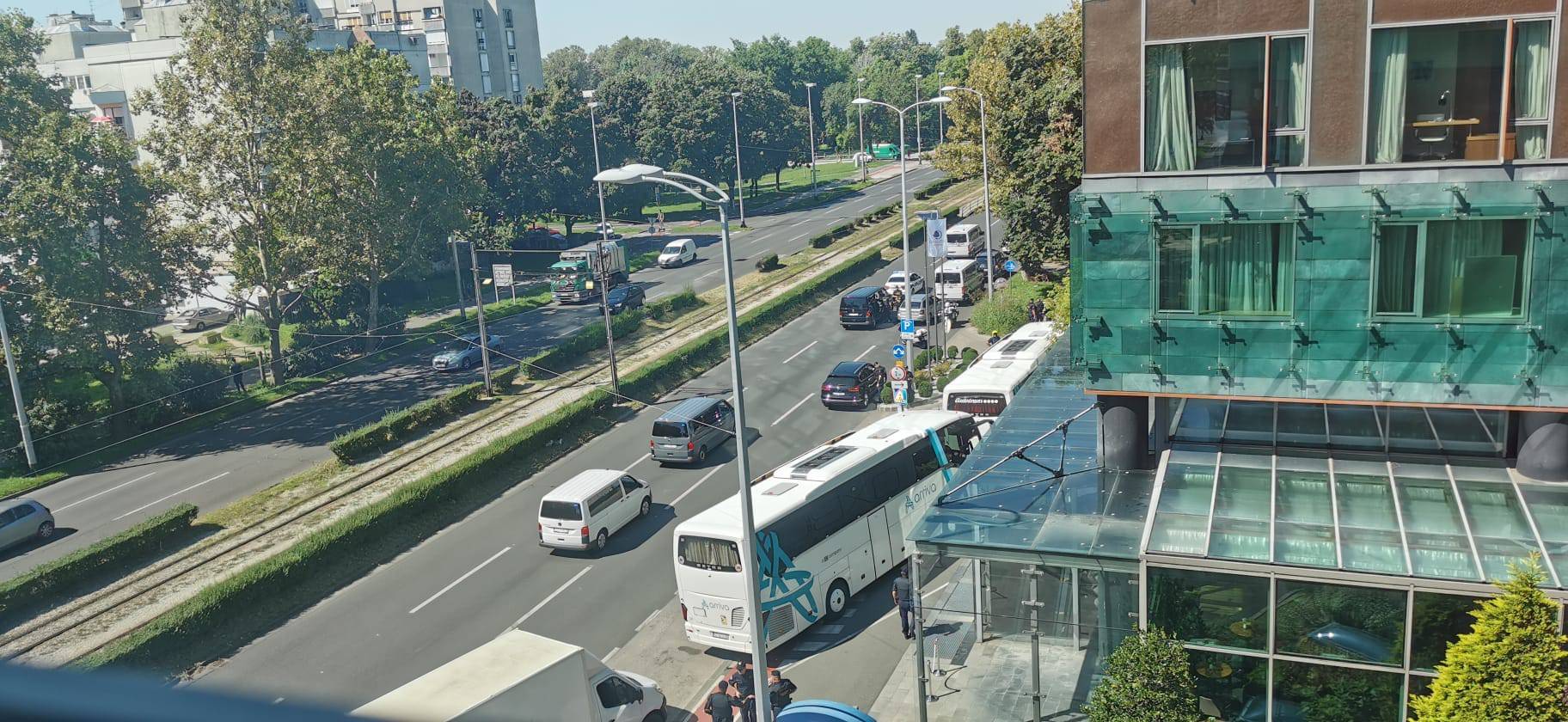 AEK-ovi igrači stigli u Zagreb, jake policijske snage čuvaju hotel: 'Sve je puno interventne'