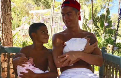 Ronaldo je pozirao sa svojom djecom i raznježio pratitelje