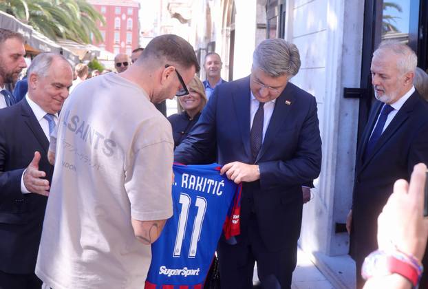 Split: Andrej Plenković na poklon dobio dres Ivana Rakitića