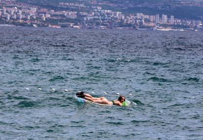 FOTO Prekrasna plaža Peharovo u Lovranu već  je prepuna turista