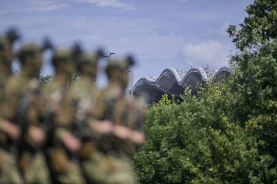 Velika Gorica: Uvježbavanje pješačkih postroja Hrvatske vojske za svečani vojni mimohod