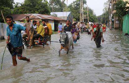 Rijeke u Bangladešu su probile nasipe, tisuće bježe od poplava