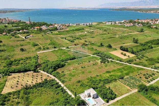 FOTO Pogledajte kuću koju su izgradili usred polja u Grbama: Stoji samo pola milijuna eura...