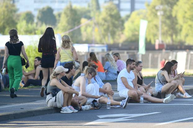 Zagreb: Na Hipodromu se okupljaju fanovi Eda Sheerana gdje će večeras održati koncert