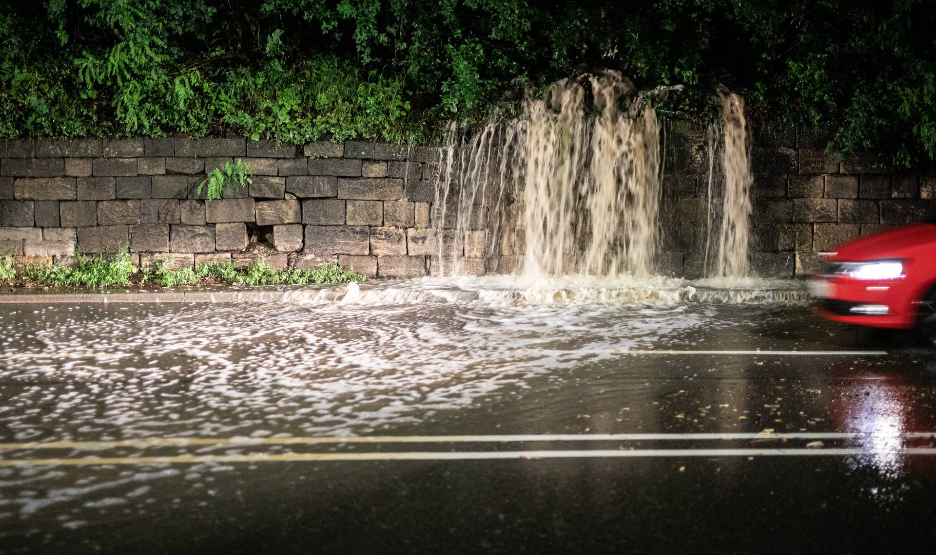 Floods and hail in the southwest