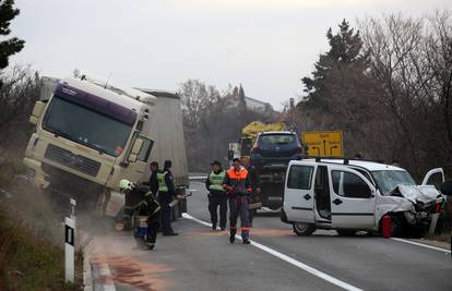 Sudarili se četiri vozila kod Selca: Vozač (69) je poginuo...