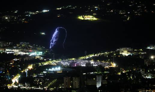 Spektakl iznad Ko&scaron;eva! Od 500 dronova stvorili su lik Halida Be&scaron;li&cacute;a na nastupu Dine Merlina