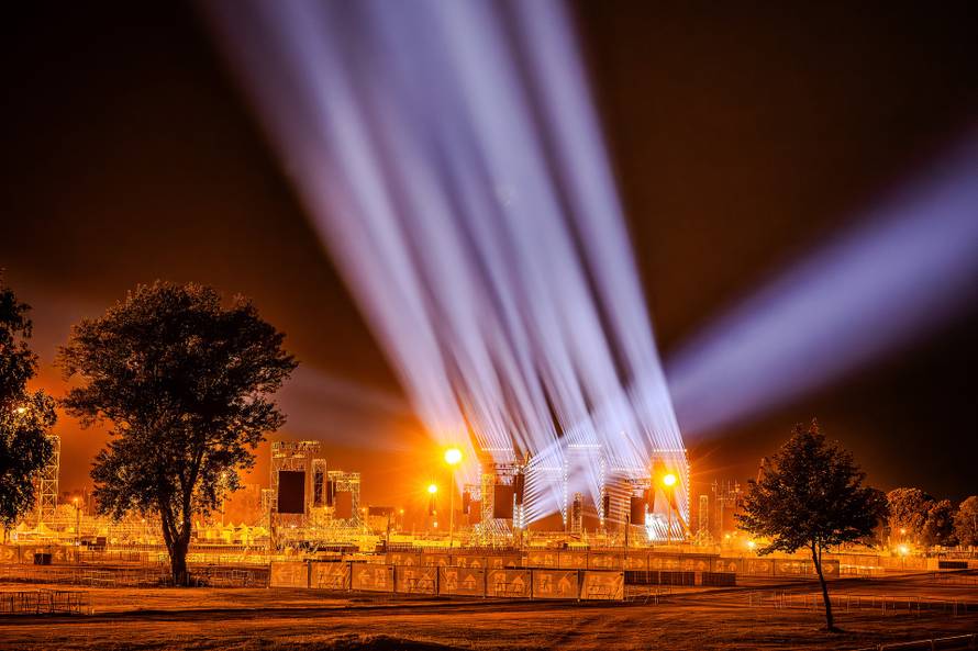 Zagreb: Spektakularna svjetlosna proba na Hipodromu uoči Thompsonovog koncerta