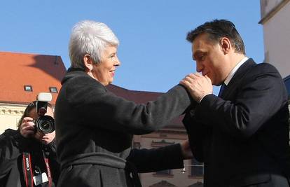 Pahor dobio konkurenciju? Orban izljubio ruku premijerke 