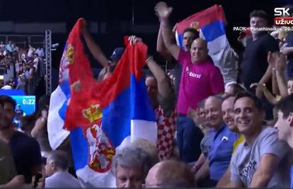VIDEO Navijačice u 'kockicama' mahale su srpskom zastavom