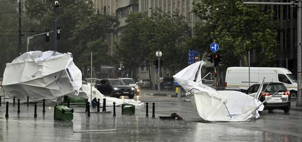 Šatorsko naselje ispred Narodne skupštine Republike Srbije nije izdržalo nevrijeme koje je pogodilo Beograd