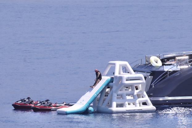 Obiteljski odmor slavnog podcastera na Braču: Joe Rogan uživa na superjahti, kupa se i skače u more
