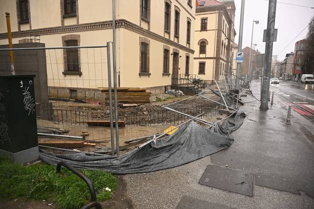 Zagreb: Olujni vjetar rušio bicikle i skele 