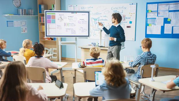 Elementary,School,Science,Teacher,Uses,Interactive,Digital,Whiteboard,To,Show