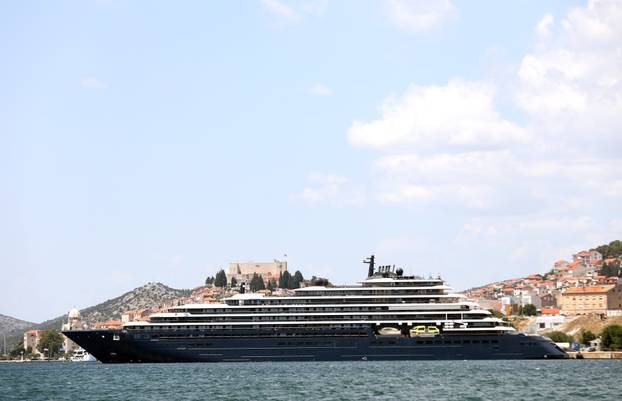 Šibenik: U šibensku luku uplovila je jahta Ritz-Carlton Evrima koja je službeni partner Mercedes AMG Petronas Formula 1 timu
