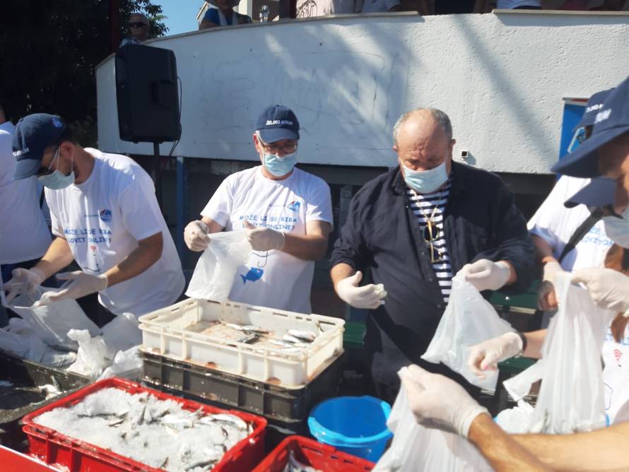 Kerum dijeli srdele, nosi masku i bijele rukavice, svira Grdović: 'Fala van svima šta ste došli!'