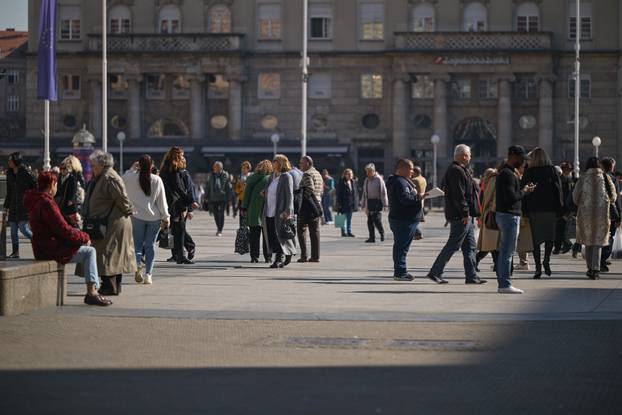 Zagreb: Sunčano i toplo vrijeme izmamilo građane na ulice