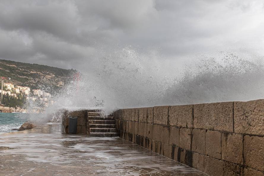 Dubrovnik: Potraga za tijelom muškarca kojeg su povukli valovi je obustavljena