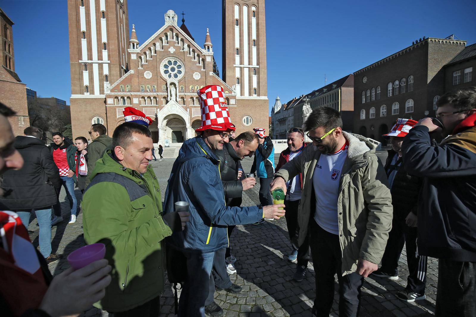 Szeged: Hrvatski i srpski navijači gemištom nazdravili uoči utakmice između Hrvatske i Srbije