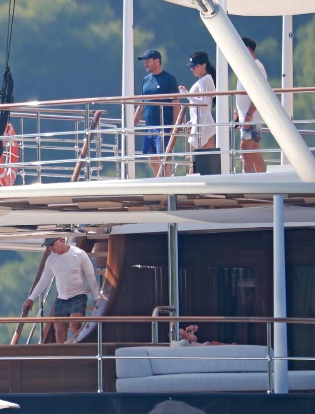 Lastovo: Poznati na jahti Jeffa Bezosa zabavljali se na palubi i u moru