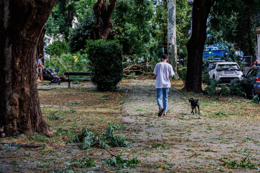 Nevrijeme poharalo Split, vatrogasci imaju pune ruke posla