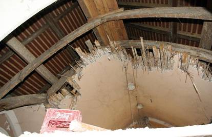 Osijek: Srušio se strop u crkvici, nema ozlijeđenih