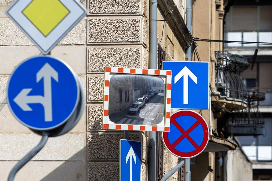 Pula: Prometni znakovi u Stankovićevoj ulici