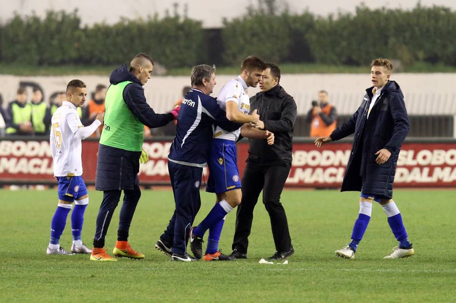Hajdukov stoper zaletio se na suca, spriječili su ga suigrači!