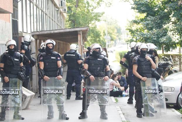 Novi Sad: Studenti u blokadi novosadskih fakulteta organizirali su skup pod nazivom "Crveni karton" ispred zgrade Osnovnog suda