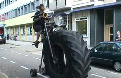 Od traktorske gume složio bicikl za vožnju po gradu 