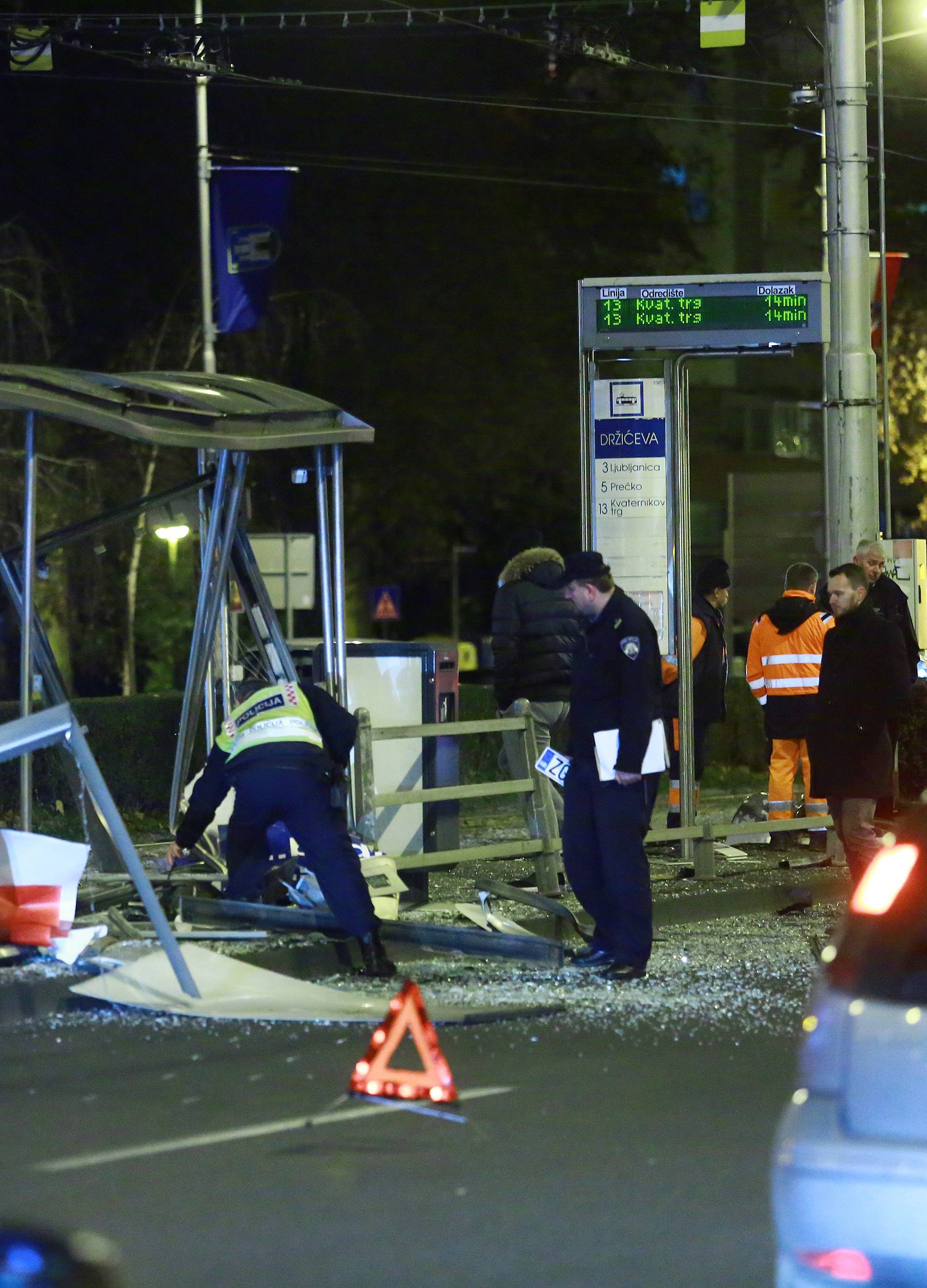 Zagreb: Automobilom se zaletio u tramvajsku stanicu na Vukovarskoj, nema ozlijeÄenih