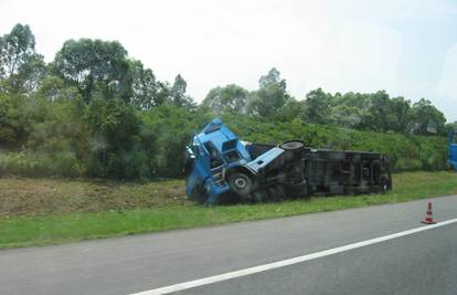 Kamion s prikolicom s autoceste izletio u jarak