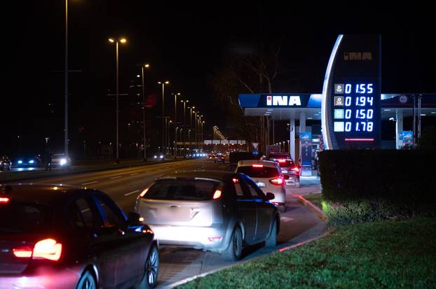 FOTO Gužve na benzinskim postajama po Zagrebu! Toči se gorivo dok cijene ne poskupe...