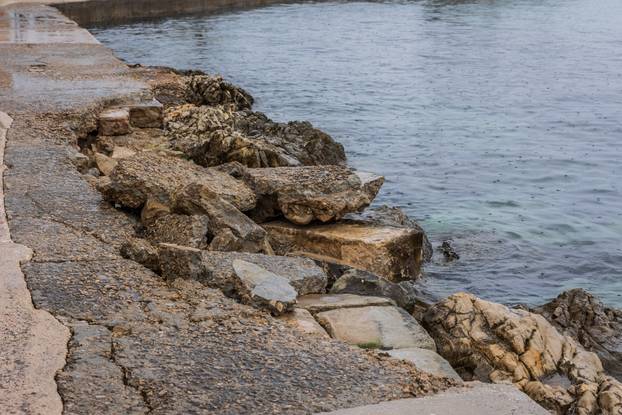 Šteta na rivi u Kaštel Starom nakon olujnog nevremena