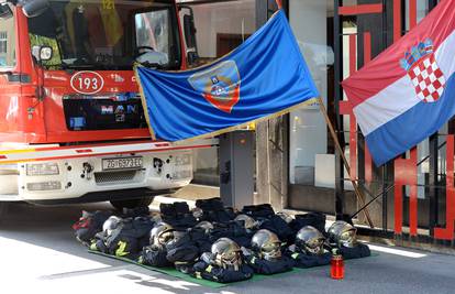 Postavili 12 uniformi u spomen na 12 poginulih vatrogasaca