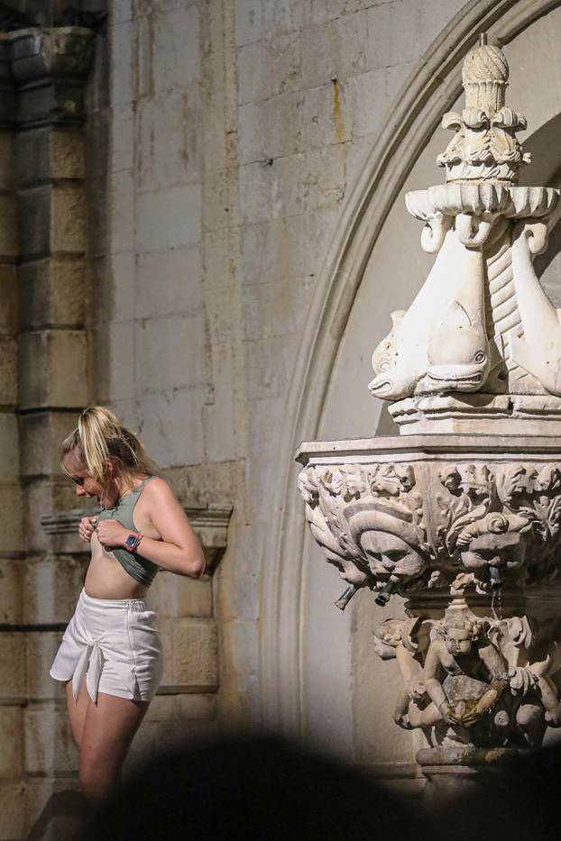 Dubrovnik: Djevojka pokazivala grudi na maloj Onofrijevoj fontani