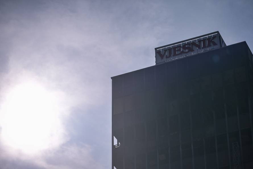 Zagreb: Postavljena dizalica na zgradu Vjesnika na kojoj traju pripreme za rušenje